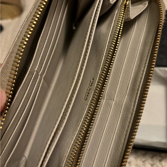 Prada wallet cream authentic - Picture 4 of 5